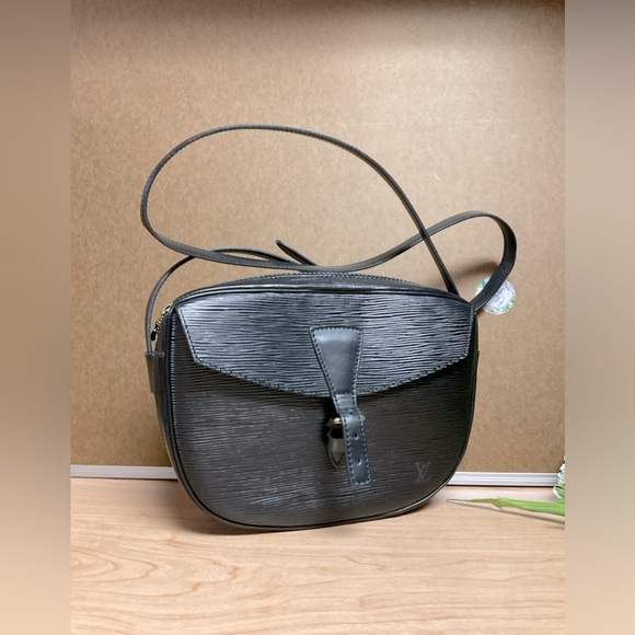 Louis Vuitton Handbags - ✅LOUIS VUITTON Leather Shoulder Bag